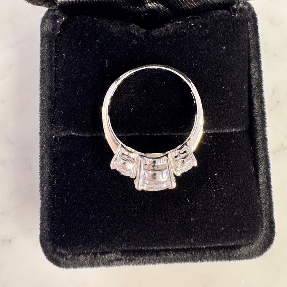 Stunning LARGE 3 stone cubic zirconia ring marked 925 silver MJI. Size 6 1/2 - Picture 6 of 11